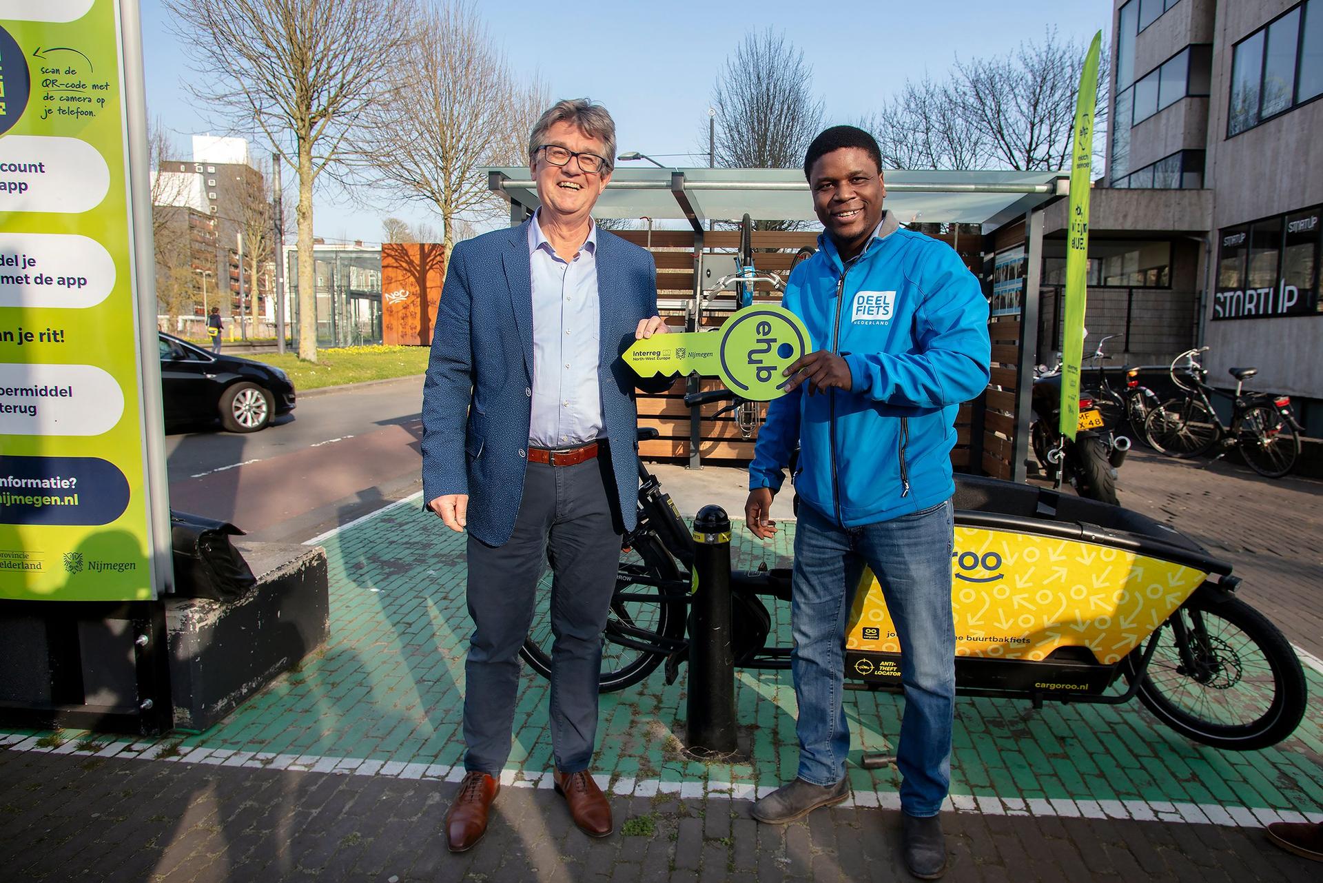 De eigenaar van Deelfiets Nederland, Oumar Sylla, bij een nieuwe droppointlocatie voor de fietsen van het Deelfiets Nederland platform