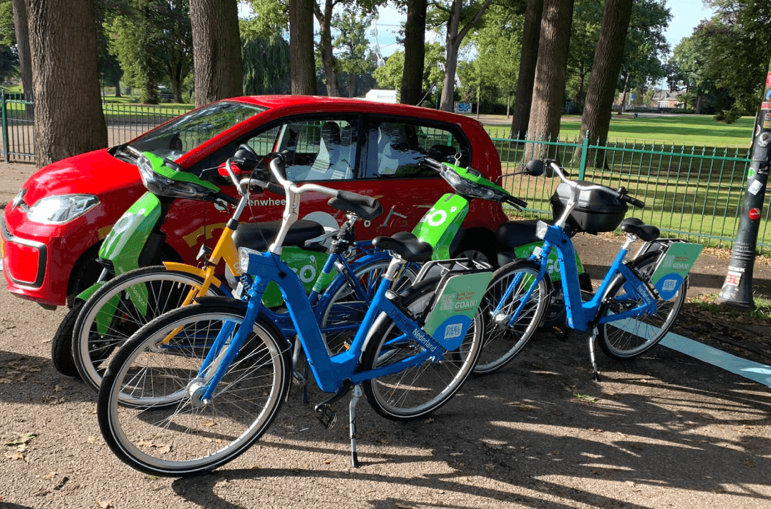 Een locatie met de deelfiets van Deelfiets Nederland bij de fietsenstalling van het Station Enschede