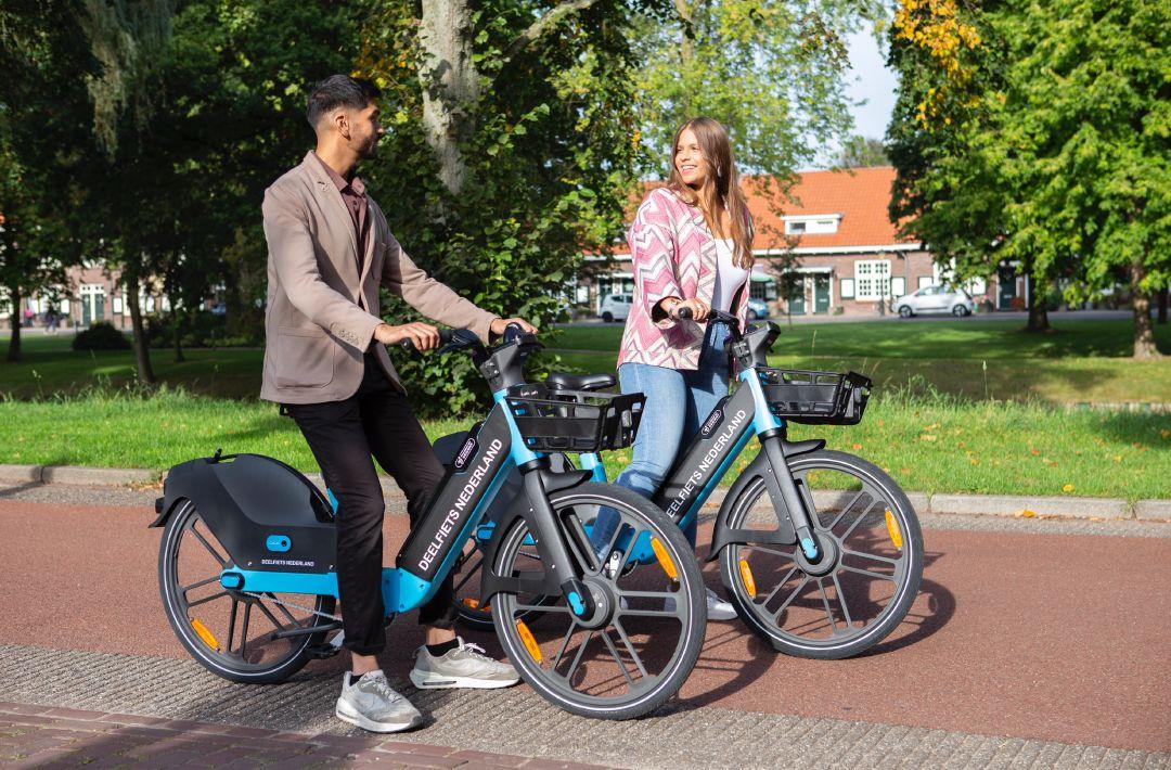 Twee gebruikers van het Deelfiets Nederland platform, samen met hun deelfietsen