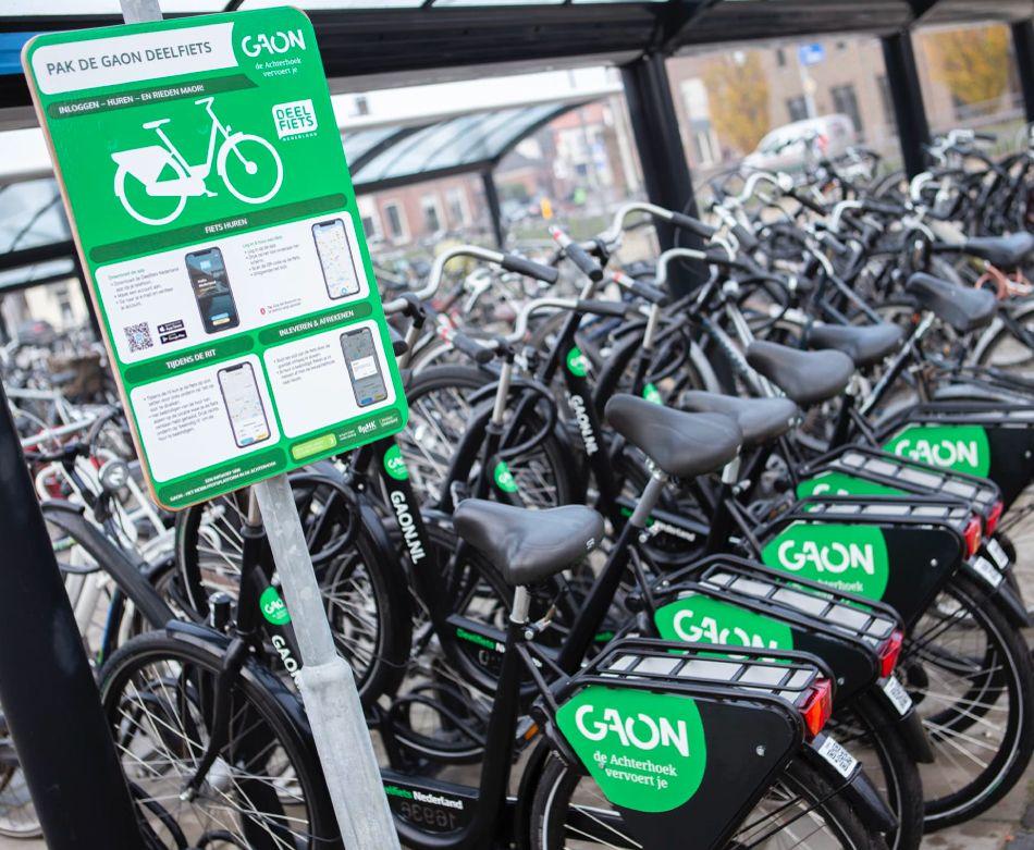 Een droppointlocatie met de deelfietsen van GAON in samenwerking met Deelfiets Nederland