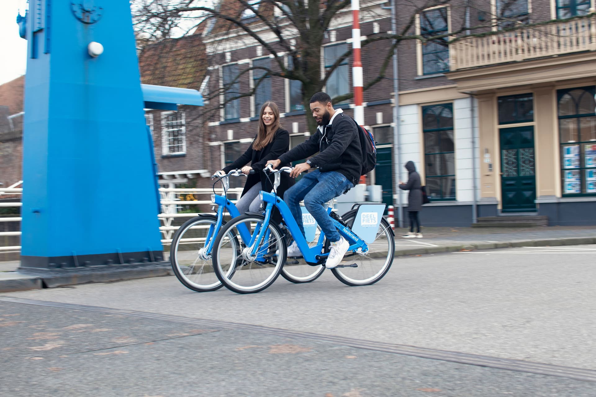 Twee gebruikers van het Deelfiets Nederland platform, samen aan het fietsen op hun deelfiets