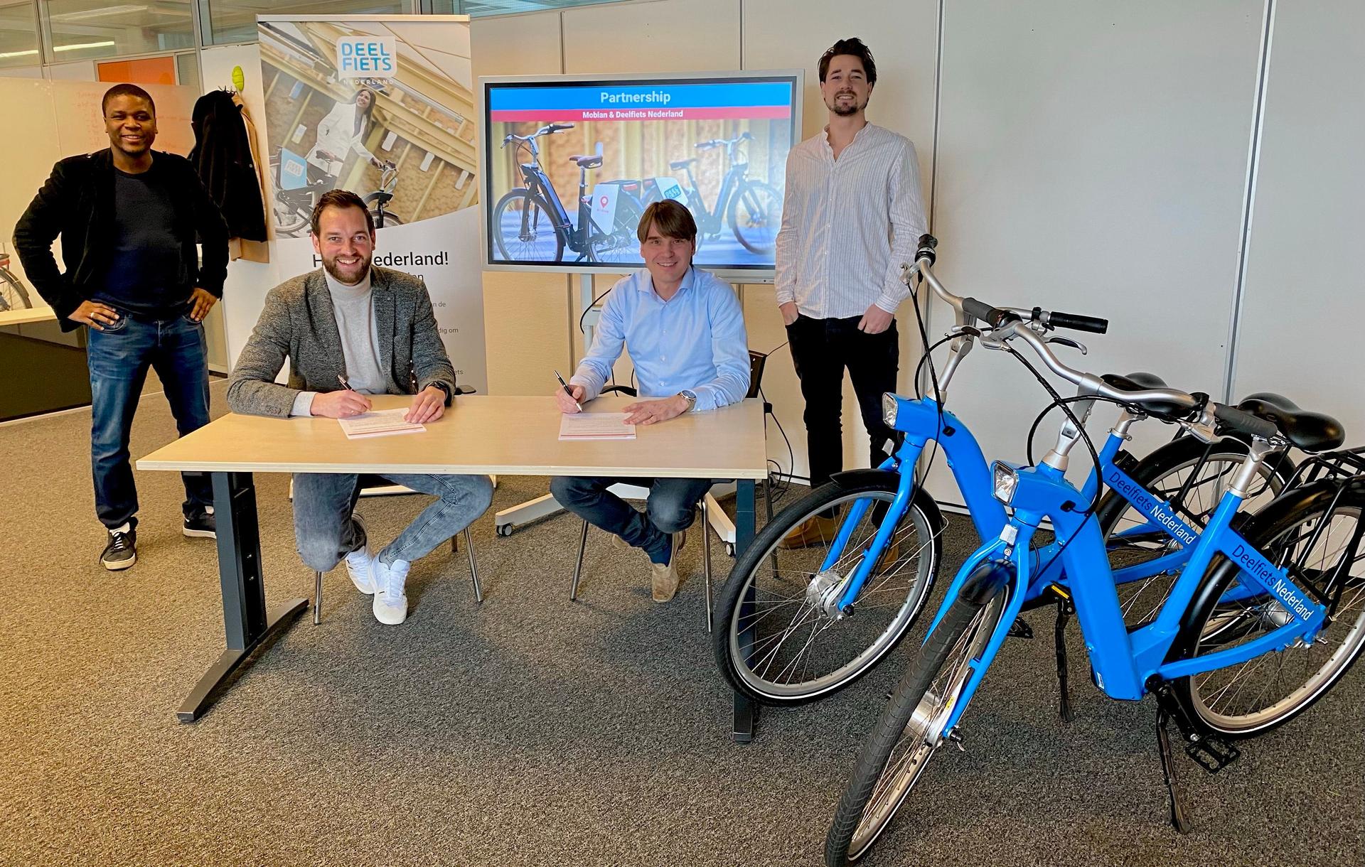 Het team van Mobian en Deelfiets Nederland, aan tafel voor de slimme deelfietsen van Deelfiets Nederland