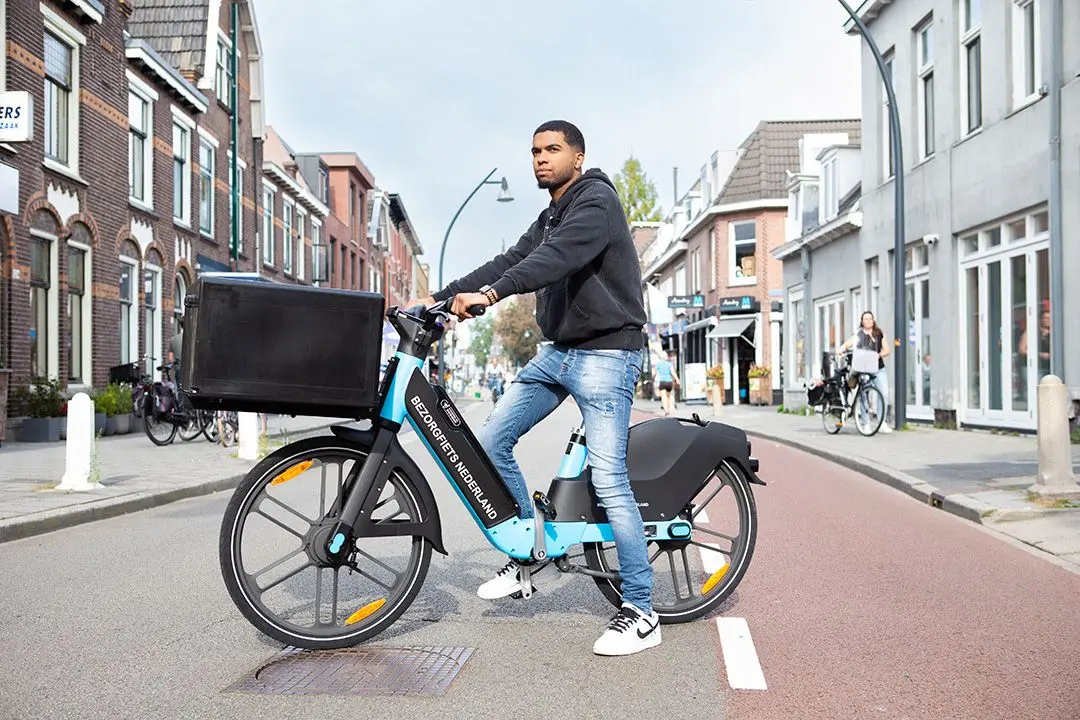 Een bezorger op de nieuwe bezorgfiets van Bezorgfiets Nederland