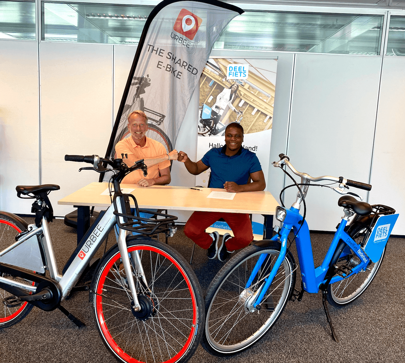 Deelfiets Nederland en Urbee die samen werken met hun fietsen