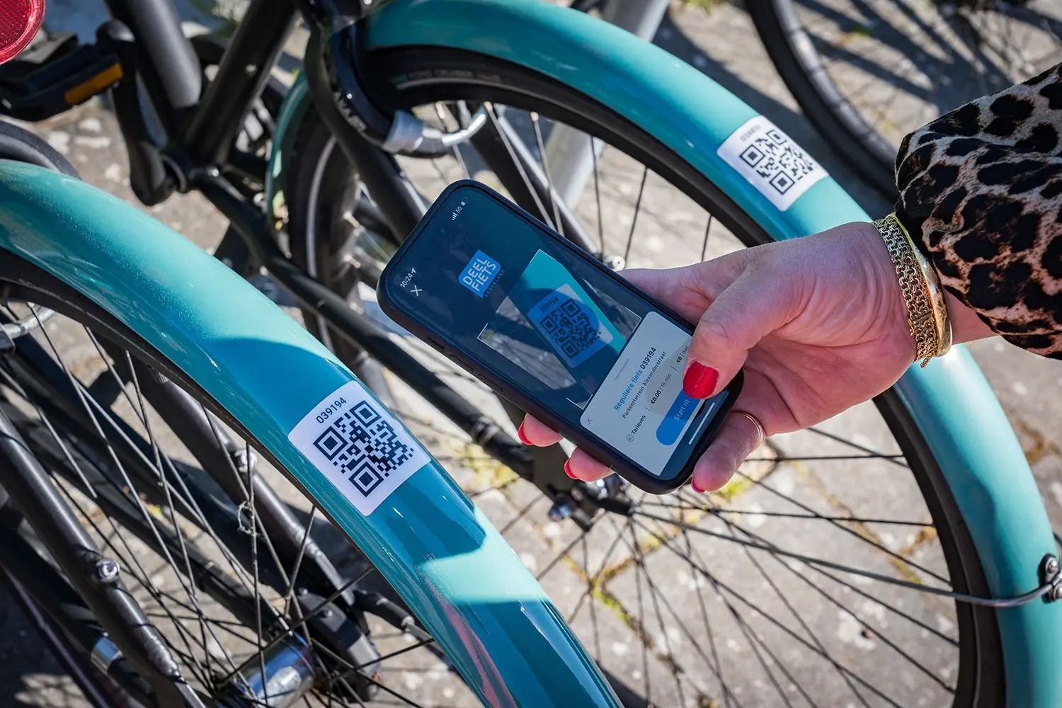 Gebruiker die een nieuwe fiets van de pilot huurt via de Deelfiets Nederland app