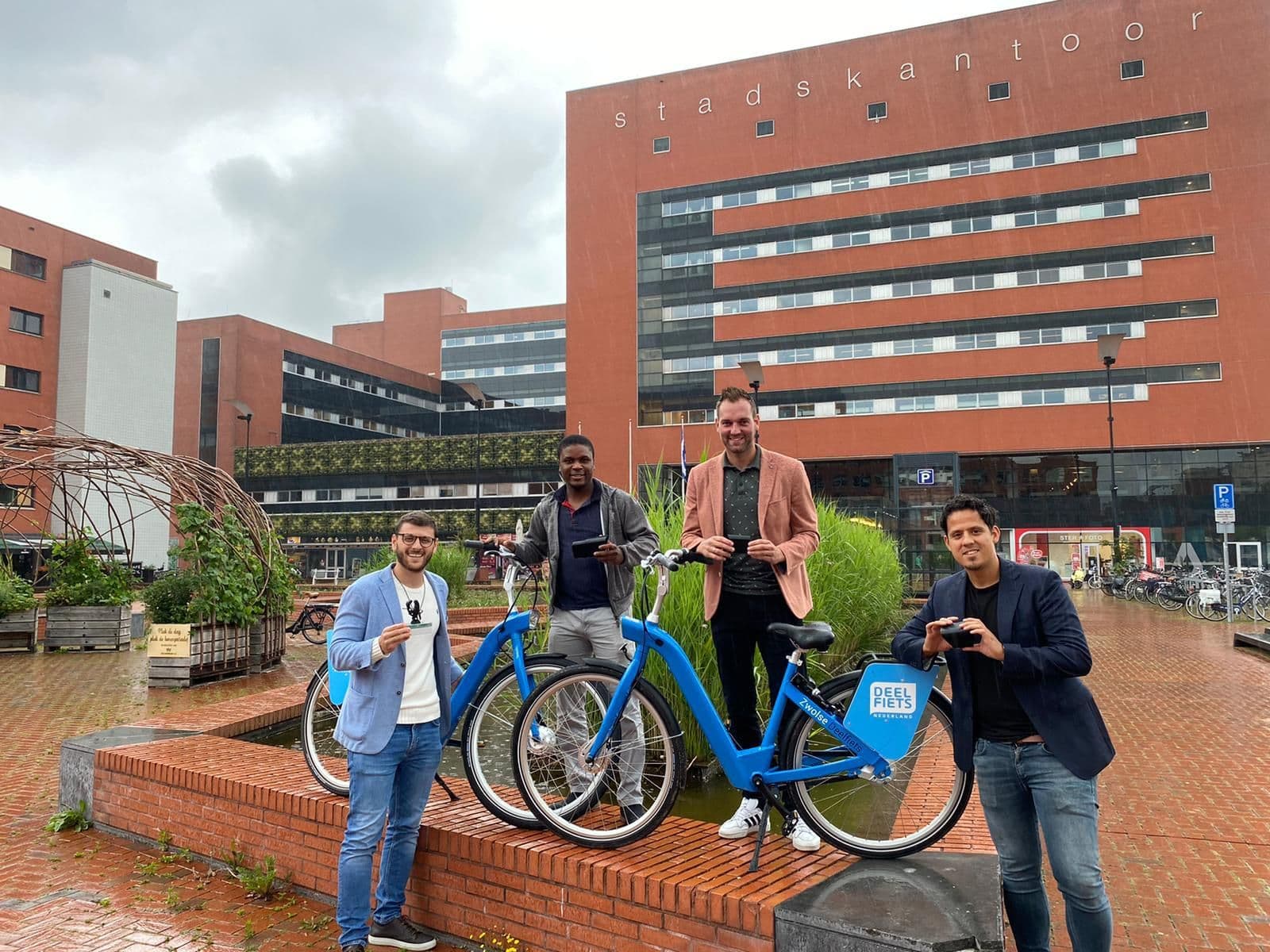 De deelfiets van Deelfiets Nederland die omgevingsdata verzamelt en deelt, samen met het team van Deelfiets Nederland