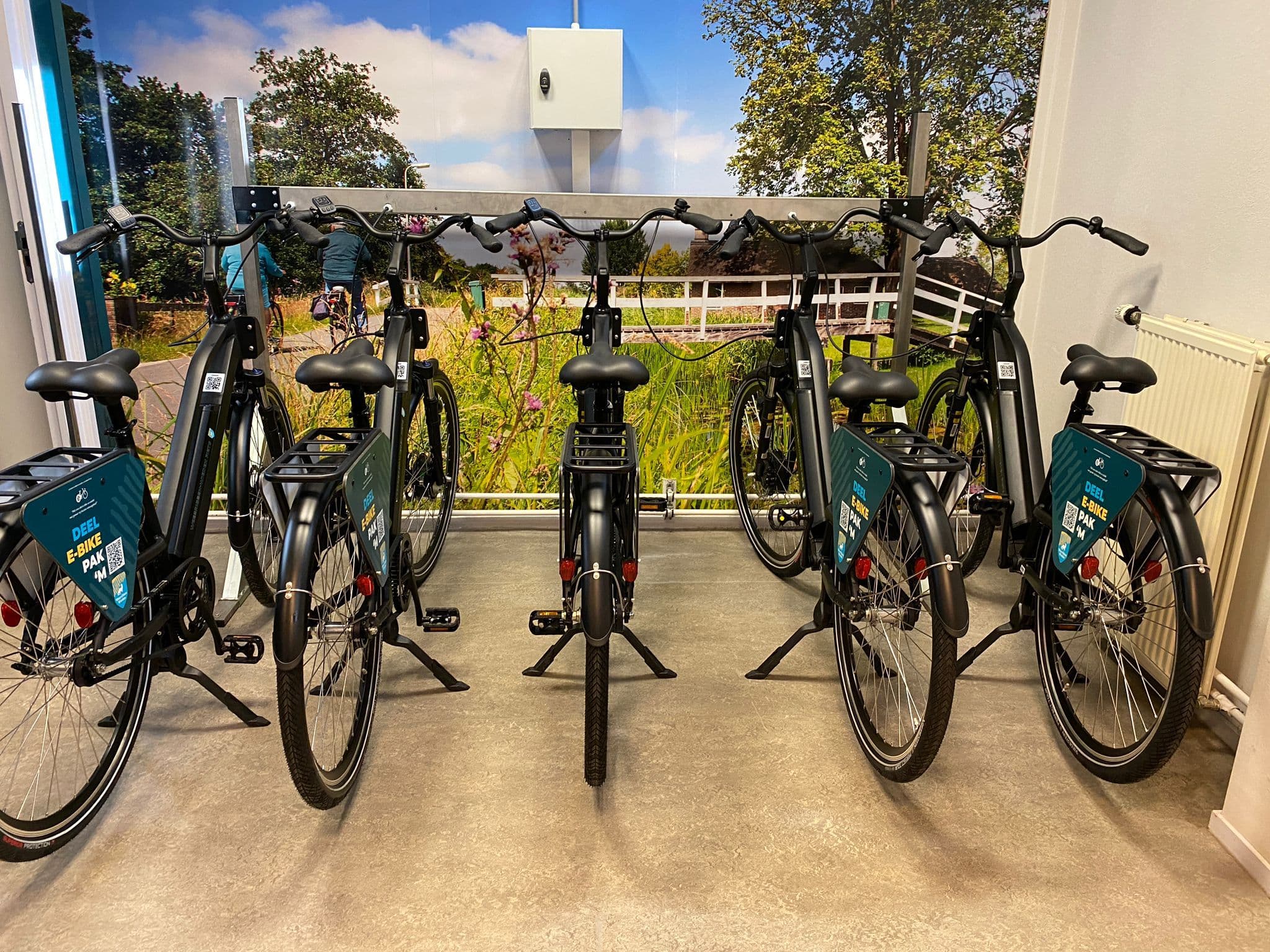 De elektrische fietsen bij een nieuwe droppointlocatie van Deelfiets Nederland in en rondom het Nationaal Park Weerribben-Wieden