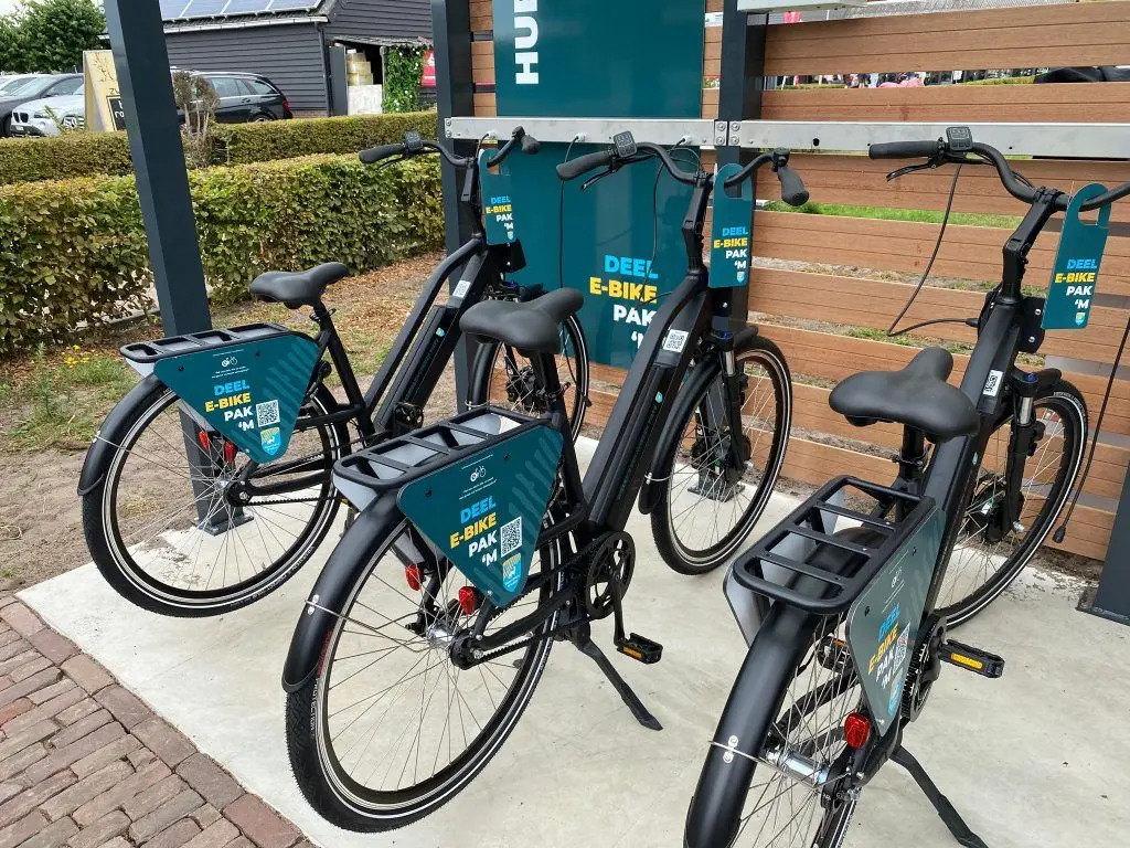 Drie deelfietsen bij een droppointlocatie in Nationaal Park Weerribben Wieden, door Deelfiets Nederland